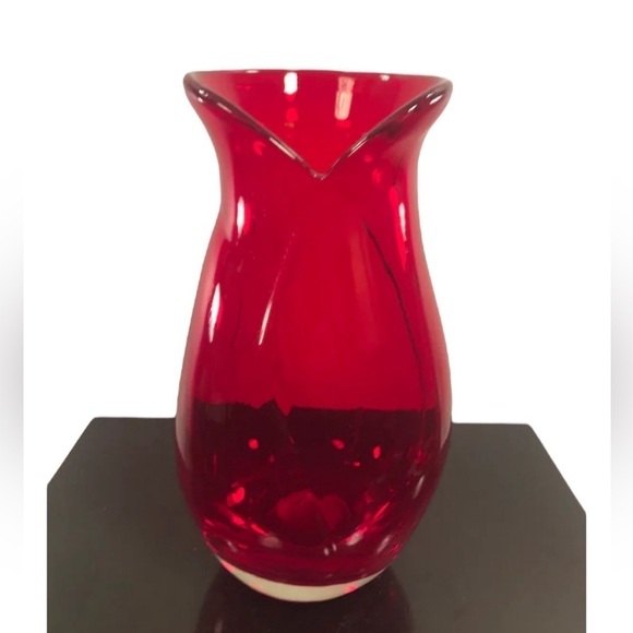 Vintage ruby red glass flower vase with tulip design. - Picture 2 of 7